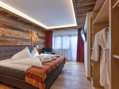 um quarto de hotel com uma cama e uma televisão em Tennenwirt em Söll