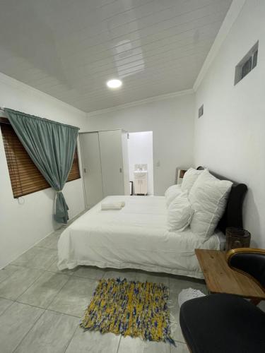 Ένα ή περισσότερα κρεβάτια σε δωμάτιο στο Perfect long stay, near Rondevlei nature reserve,free WiFi