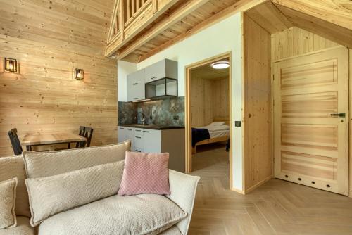 Posezení v ubytování Ośrodek Wypoczynkowy Zapach Drewna Resort & Lake