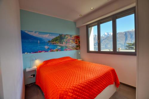 サン・シーロにあるVista da Sognoのベッドルーム1室(オレンジ色のベッド1台、窓付)