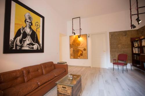 un soggiorno con divano e tavolo di Borgo Vergini Garden B&B a Napoli