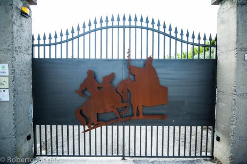 a gate with a sign with three foxes on it at Corte Attilea in Valeggio sul Mincio