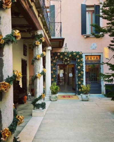 an entrance to a building with flowers on it at Hotel Sant'Antonin in Venice