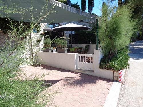 Κήπος έξω από το Apartman M Orebic