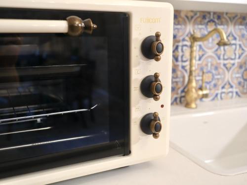 a close up of a toaster oven on a counter at Stylish apartment with private parking by the marina in ‘Akko
