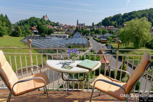 ゲスヴァインシュタインにあるHotel Garni Reginaの市街の景色を望むバルコニー(テーブル、椅子付)