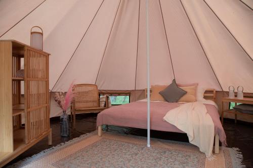 モルスコエにあるЛодж Ecolodge Zenのテント内のベッド1台が備わるベッドルーム1室