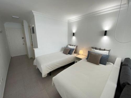 En eller flere senge i et værelse på Beach Apartment 8 by SunHousesCanarias