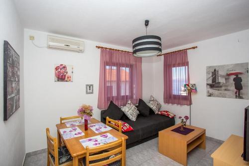 Posezení v ubytování Apartment in Njivice with sea view, balcony, air conditioning, WiFi 4687-1