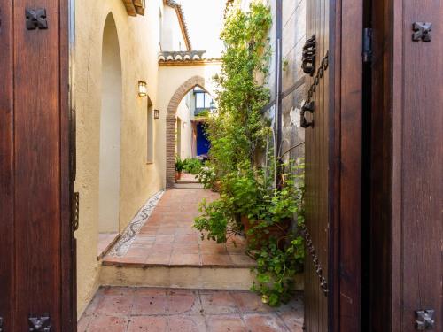 an alley in an old building with plants at Casa dos tinajas in Pinos del Valle