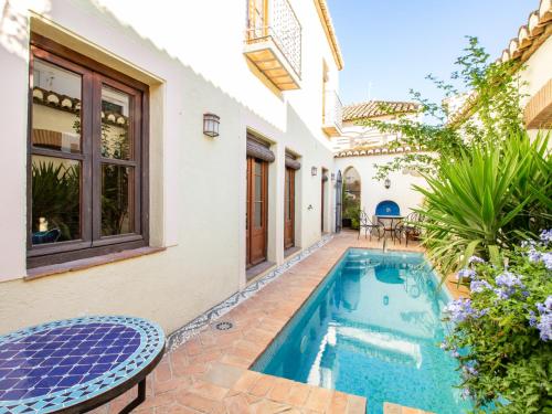 a house with a swimming pool in a yard at Casa dos tinajas in Pinos del Valle
