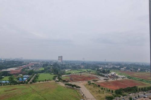 an aerial view of a park with a city in the background at Apt Casa De Parco Studio Tema Gray With Wifi, Pool and Netflix in Samporo