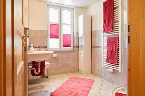 Bathroom sa Gasthof & Pension Steppacher