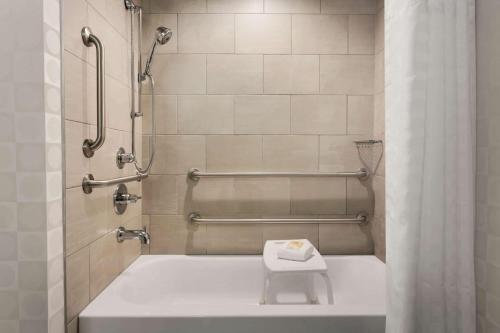 Wyndham Fort Smith City Centerにあるバスルーム