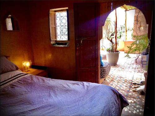 Ένα ή περισσότερα κρεβάτια σε δωμάτιο στο Maison d'hôte ''J''