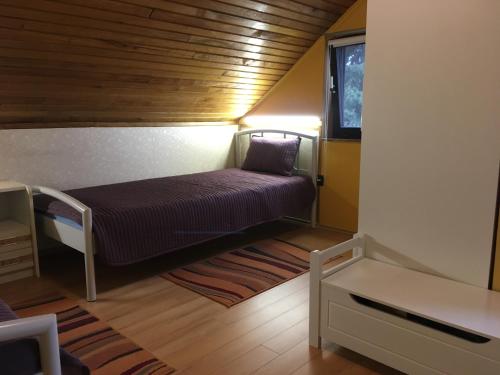 una piccola camera con letto e finestra di Aktiv pihenés apartman a Révfülöp