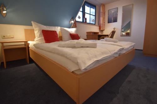 Postel nebo postele na pokoji v ubytování Sonniges Reetdachhaus Holunder 1
