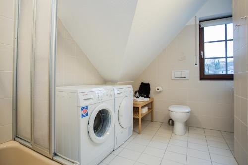 a bathroom with a washing machine and a toilet at Zur Postwiese 15, Neuastenberg-Winterberg in Winterberg