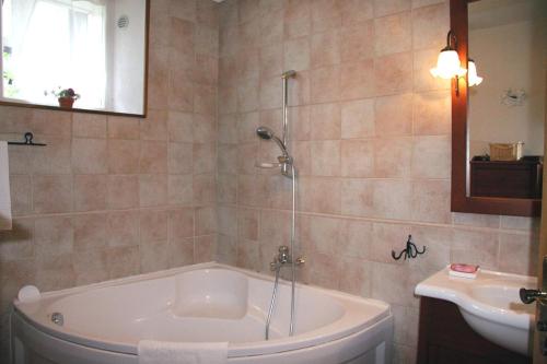 un baño con bañera y lavabo en Gîte Le Clos des Vosges, en Ban-sur-Meurthe-Clefcy