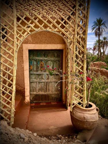 an entrance to a building with a large door at Maison d'hôte ''J'' in Agdz