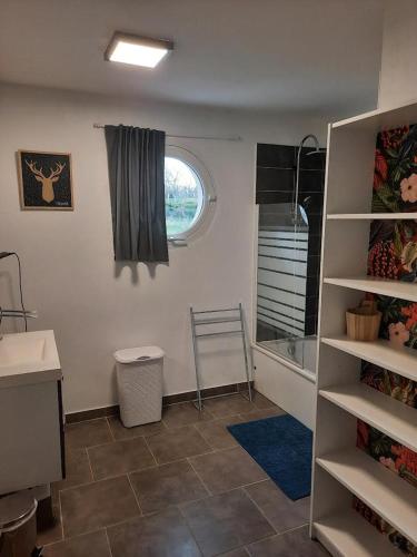 Cette chambre dispose d'un lavabo, d'une fenêtre et d'une étagère. dans l'établissement Entre Lacs Et Montagnes , Maison individuelle,lits préparés, parking et ménage inclus, à Barésia-sur-lʼAin