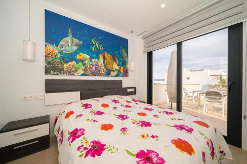 ein Schlafzimmer mit einem großen Gemälde an der Wand in der Unterkunft Villa Serena in San Juan de los Terreros