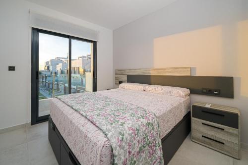 um quarto com uma cama grande e uma janela em Villa Camilla em Roda