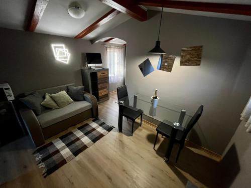 uma sala de estar com um sofá e uma mesa em Apartment Eos em Strunjan