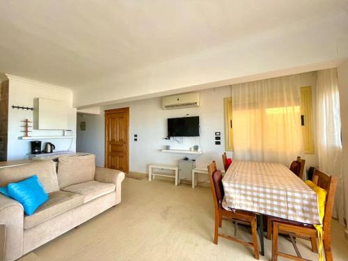 Televisyen dan/atau pusat hiburan di Breathtaking Luxury & Spacious FAMILY 2-Bed 1st Row Seaview at Stella SeaView Sokhna - Families Only