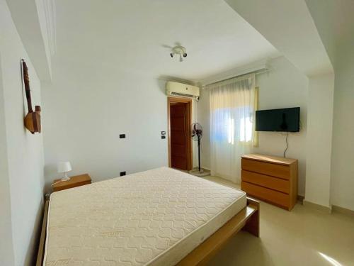 Televisyen dan/atau pusat hiburan di Breathtaking Luxury & Spacious FAMILY 2-Bed 1st Row Seaview at Stella SeaView Sokhna - Families Only