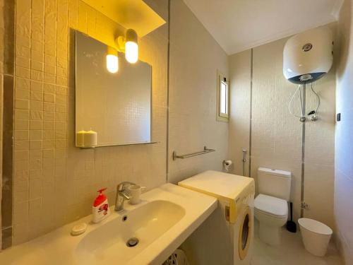 Ένα μπάνιο στο Breathtaking Luxury & Spacious FAMILY 2-Bed 1st Row Seaview at Stella SeaView Sokhna - Families Only