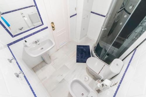 łazienka z prysznicem, toaletą i umywalką w obiekcie Lovely 2 Bedroom Apartment w/ large garden + pools w mieście Benalmádena