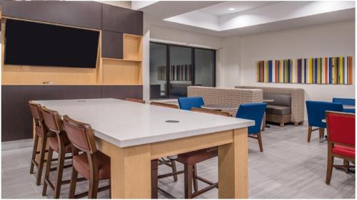 a conference room with a table and chairs at Holiday Inn Express Hotel & Suites La Place by IHG in Laplace