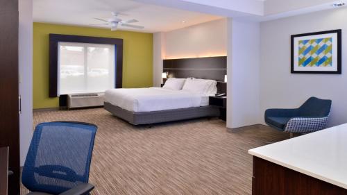 Gulta vai gultas numurā naktsmītnē Holiday Inn Express Hotel & Suites La Place, an IHG Hotel