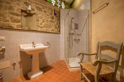 a bathroom with a sink and a shower at O Canto da Terra in Pantón