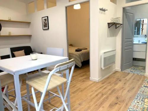 un salon avec une table et des chaises blanches dans l'établissement My Trip in Paris - Turgot, à Paris