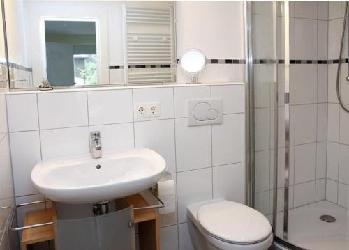 ヴェスターラントにあるDr-Ross-Str-14-Schulzes-Hues-3-EG-Bungalowのバスルーム(洗面台、トイレ、シャワー付)