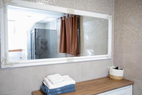 baño con espejo y lavabo en Toto, en Lukovo Šugarje