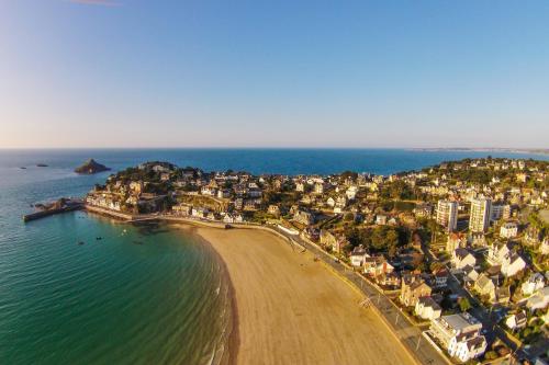 an aerial view of a beach with houses and the ocean at Lamballe plein centre, superbe appartement 1er étage in Lamballe
