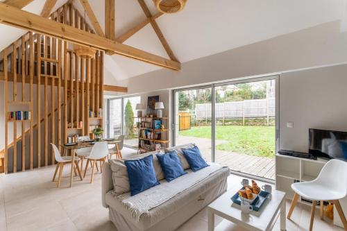 un salon avec un canapé et une table dans l'établissement Ar Chadenn - Maison d'architecte, à Saint-Cast-le-Guildo