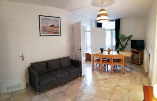 un salon avec un canapé et une table dans l'établissement Résidence du parc des Tilleuls de Lyon 82 m2 Pkg free, à Lyon