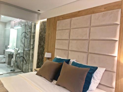 センジシュフ・マウォポルスキにあるHotel Inesのベッドルーム1室(大型ヘッドボード、ベッド1台、枕付)