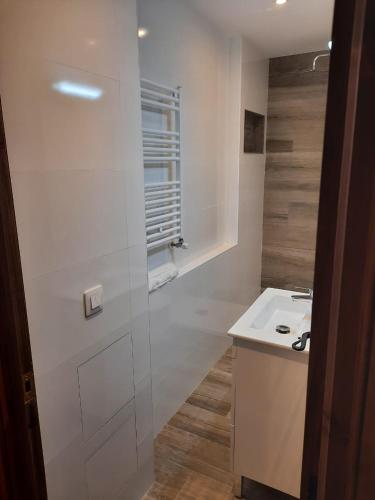  Bonito apartamento Incles by Renttarter -  Room  picture :   Tea/Coffee maker    Shower    TV                           