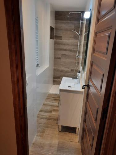  Bonito apartamento Incles by Renttarter -  Room  picture :   Tea/Coffee maker    Shower    TV                           