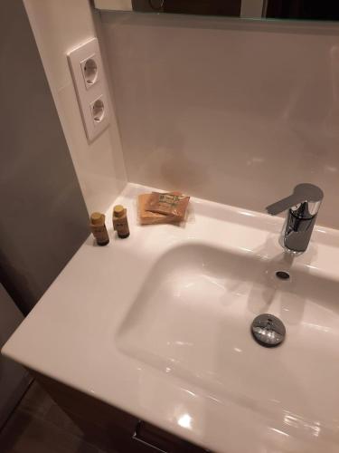  Bonito apartamento Incles by Renttarter -  Room  picture :   Tea/Coffee maker    Shower    TV                           