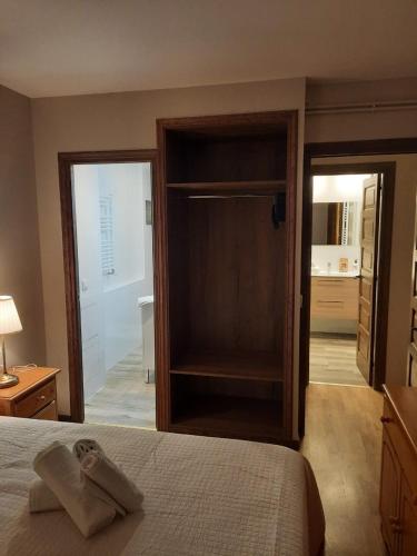  Bonito apartamento Incles by Renttarter -  Room  picture :   Tea/Coffee maker    Shower    TV                           