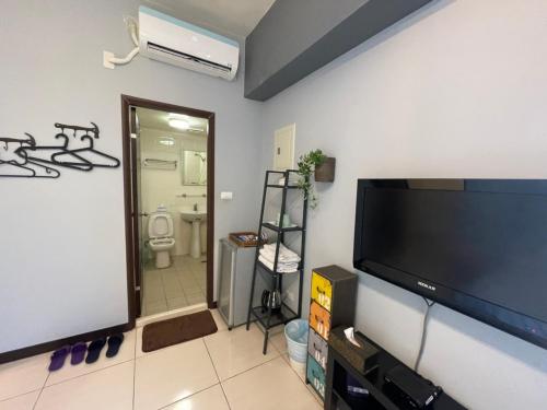 a living room with a flat screen tv on a wall at 檸檬樹 in Taichung
