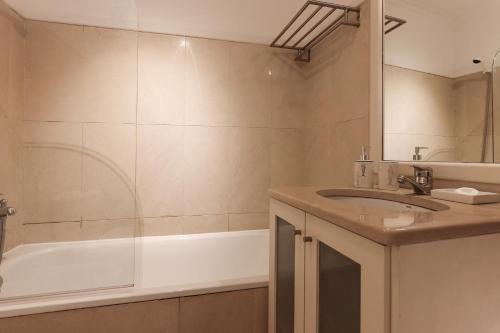 Vonios kambarys apgyvendinimo įstaigoje Alfama Prestige by Homing