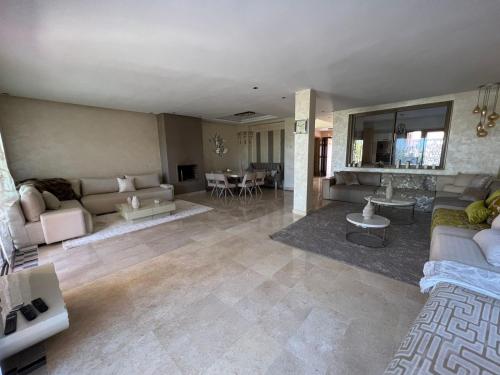 - un salon avec un canapé et une table dans l'établissement Villa golf prestigia marrakech, à Marrakech