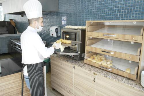 Η κουζίνα ή μικρή κουζίνα στο Idas Hotel
